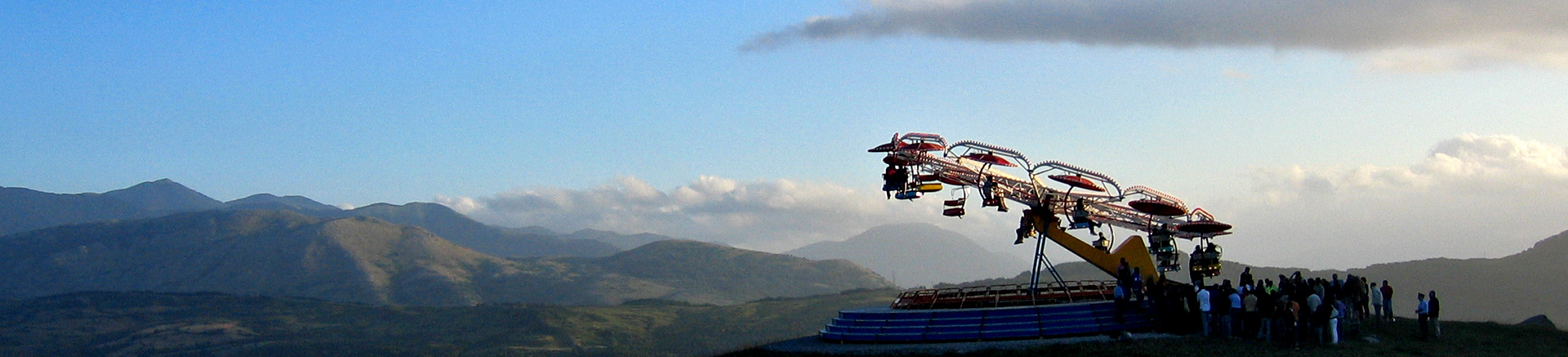 Karussell auf Berggipfel als Landart Inszenierung