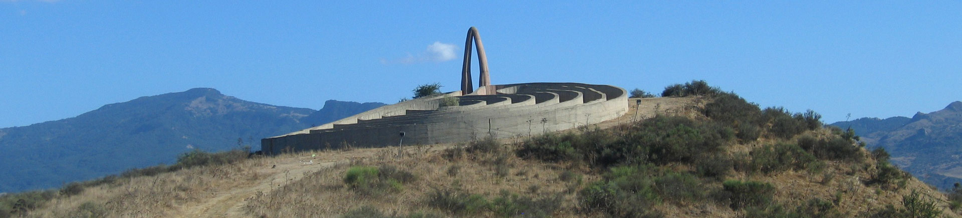 Betonlabyrinth als Landart Inszenierung